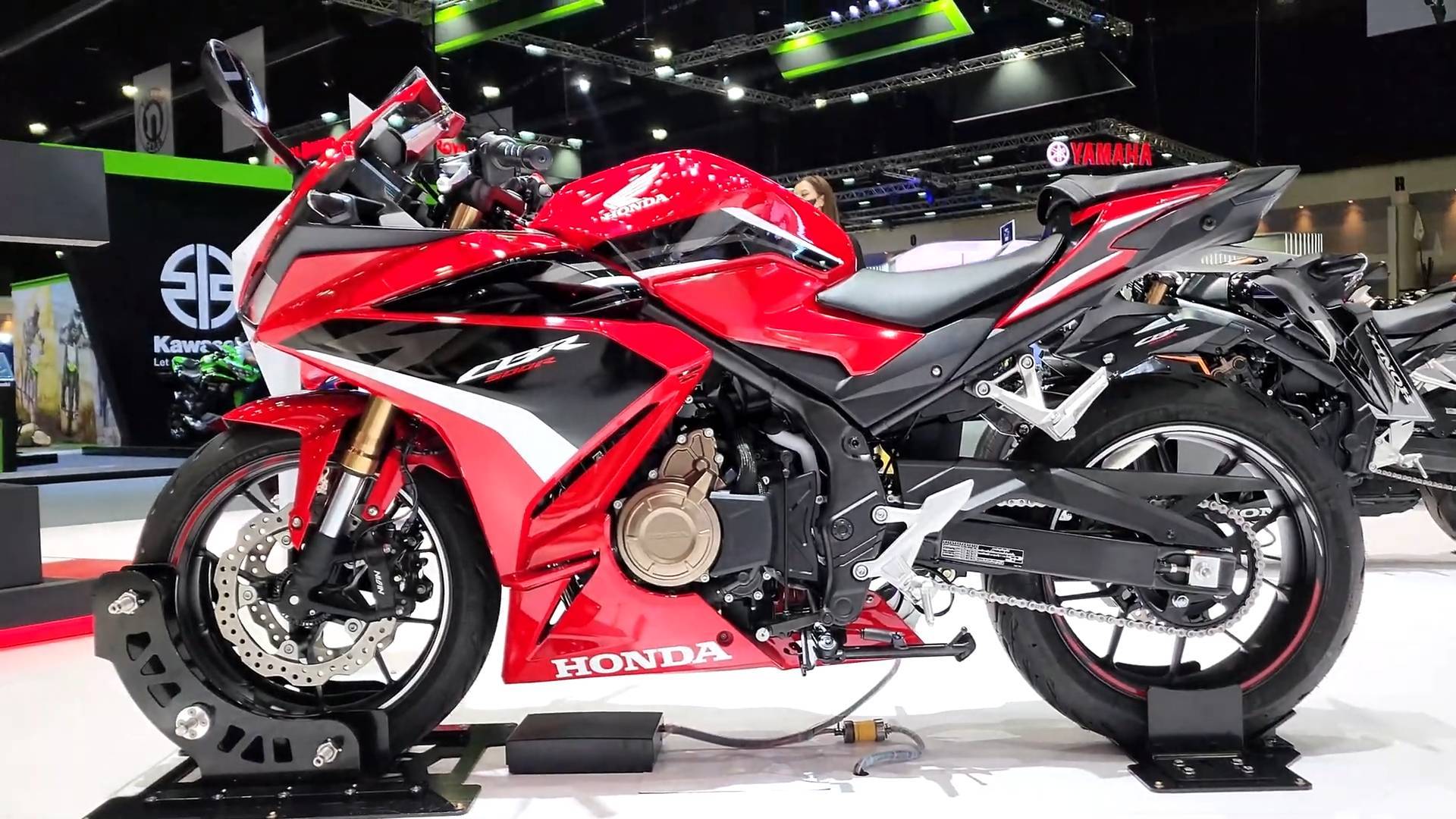 2022款hondacbr500r红色车展实拍前减双碟更高级