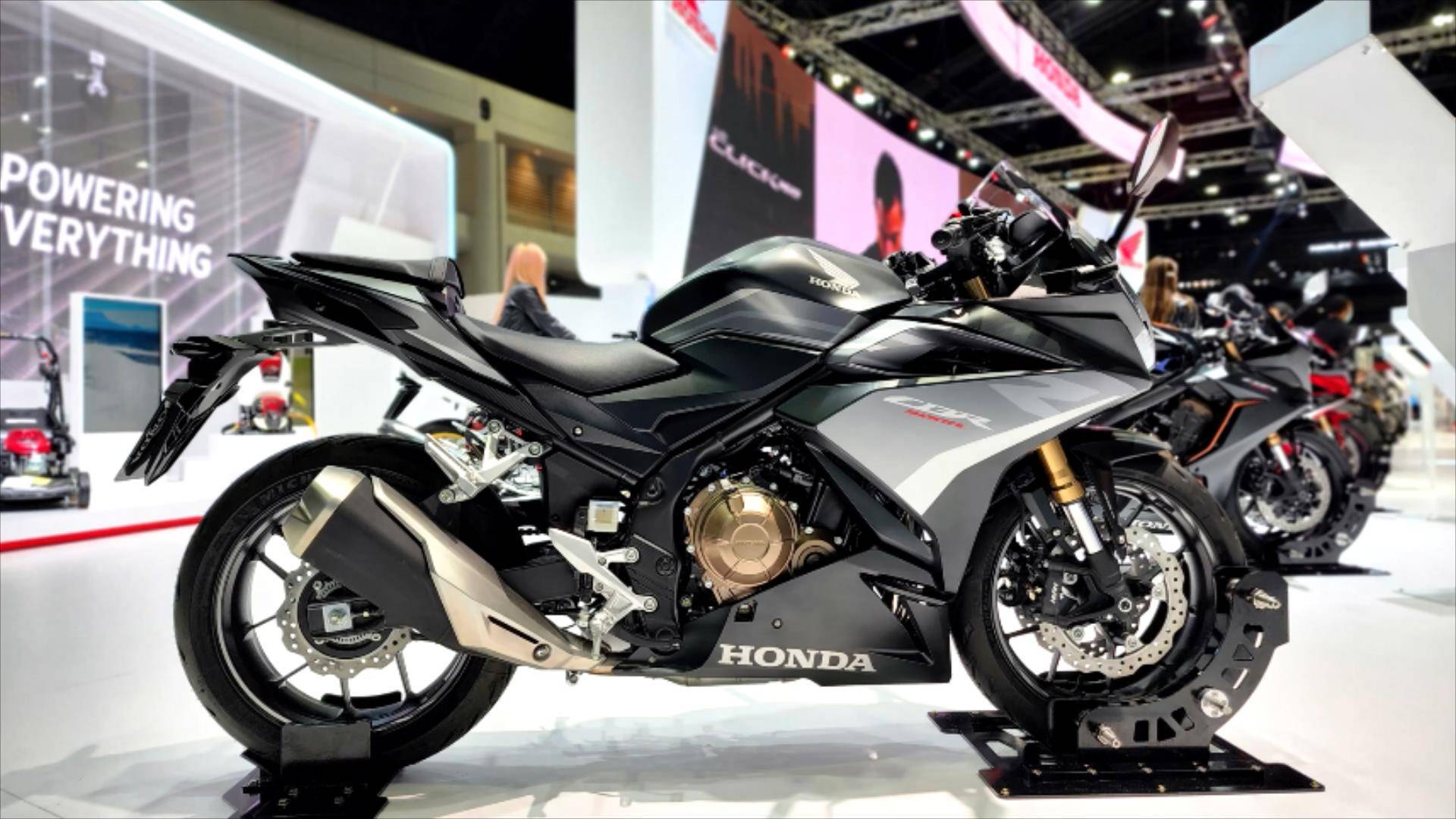 2022款hondacbr500r银黑色车展实拍太漂亮了