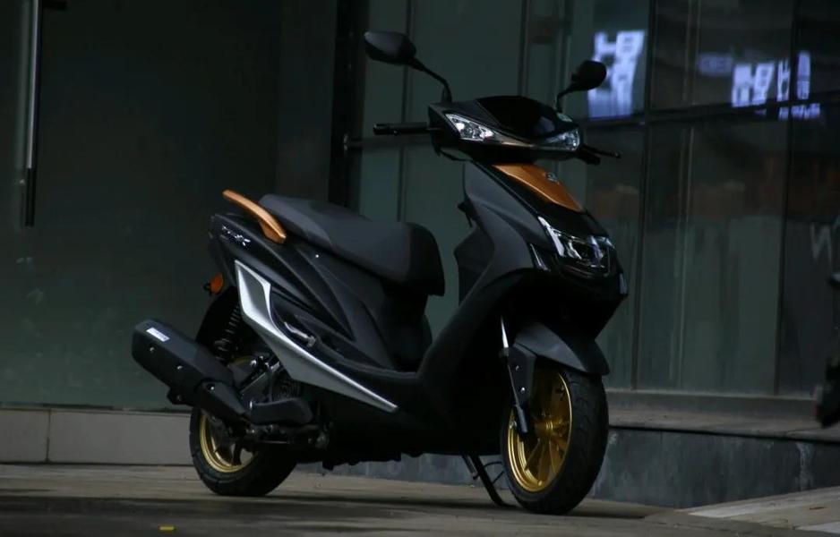 林海五代目整体轮廓运动元素非常突出,整个前脸还会颇有雅马哈的家族