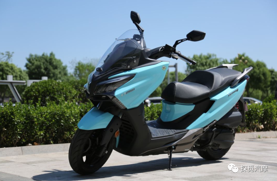 宽大的平踏板是极其的实用,我还是实在有点接受不了它的车身侧面造型