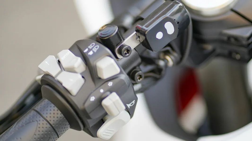 换装西互卡钳,增配行车记录仪!赛600新款白色还值得买吗