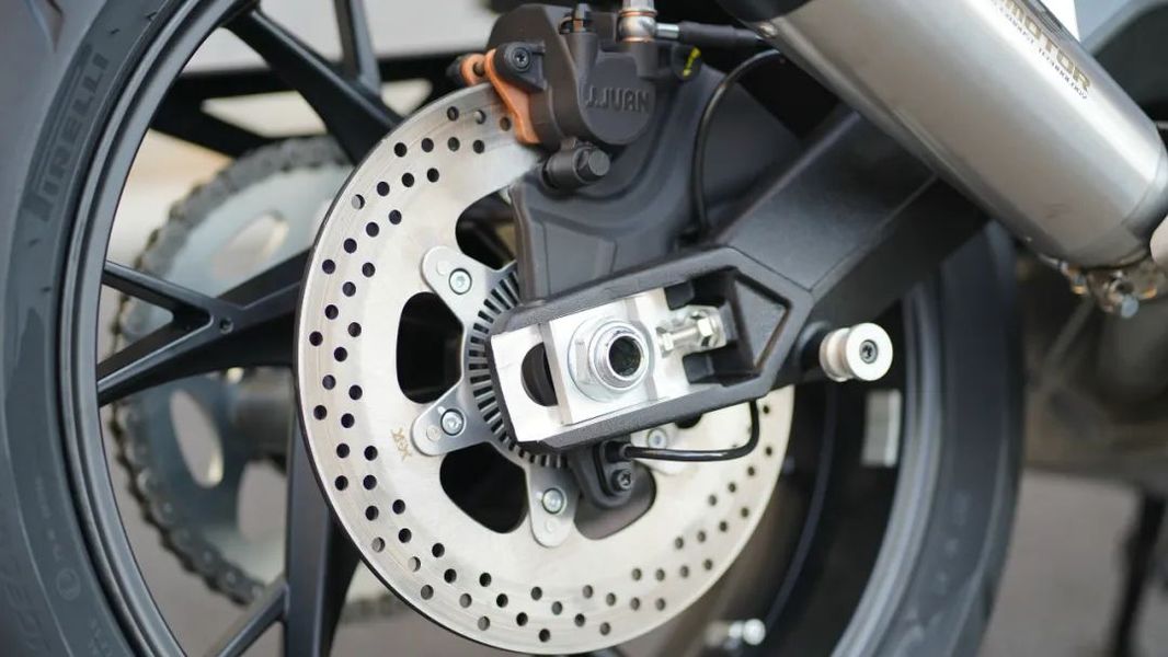 换装西互卡钳,增配行车记录仪!赛600新款白色还值得买吗