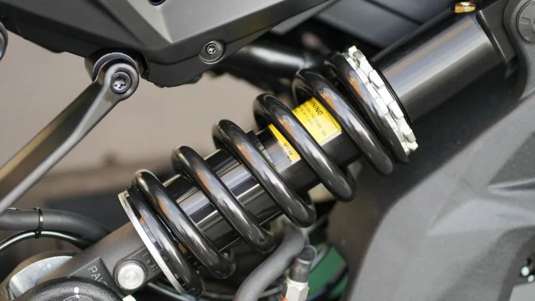 换装西互卡钳,增配行车记录仪!赛600新款白色还值得买吗