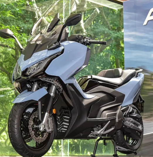 8万5的光阳新款ak550旗舰踏板.