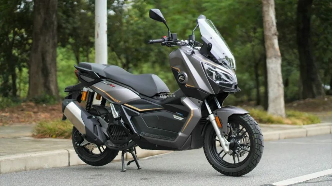 售价不到1.7万,配置多到溢出,钱江adv150踏板到店实拍