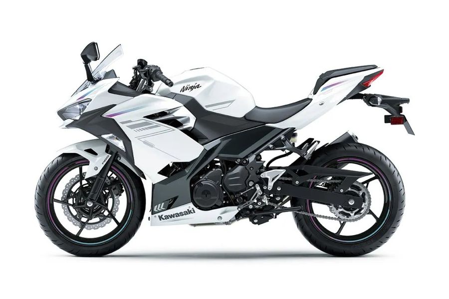 5万元级中排量仿赛,某处变丰满了,新款川崎忍者400 展示