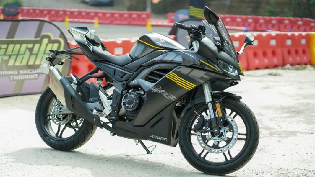 无极250rr新款实拍,新增tcs,定风翼,双油门拉线