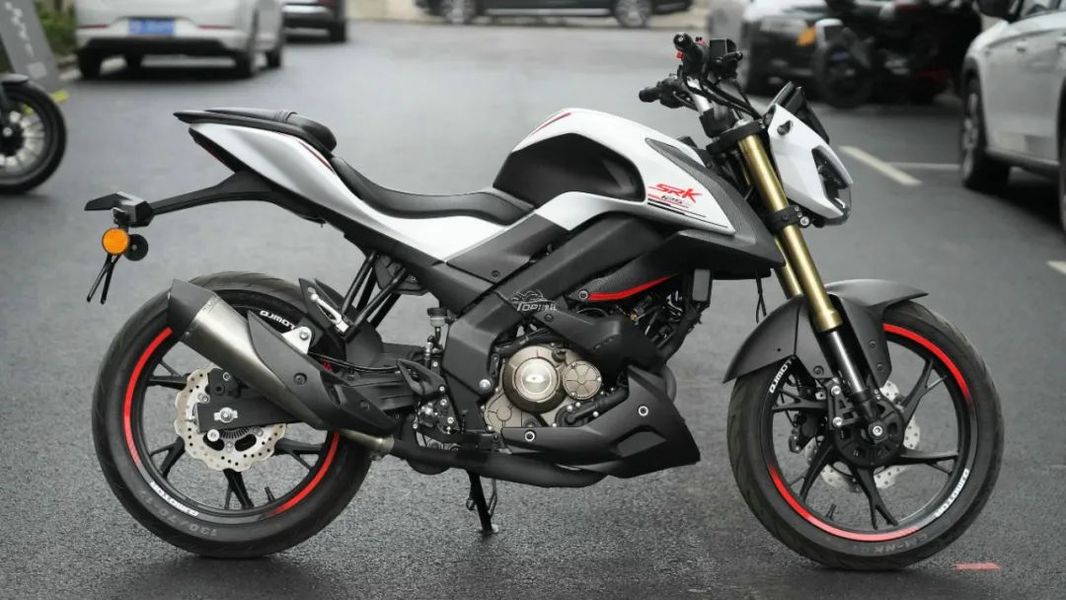 qjmotor追150街车抢先实拍,双翼梁车架,双通道abs