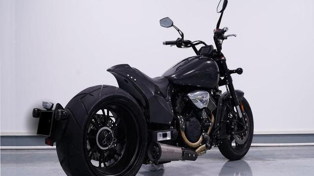 如这款来自于广东建雅摩托车厂的金刚狼800就给大家留下了一个深刻的