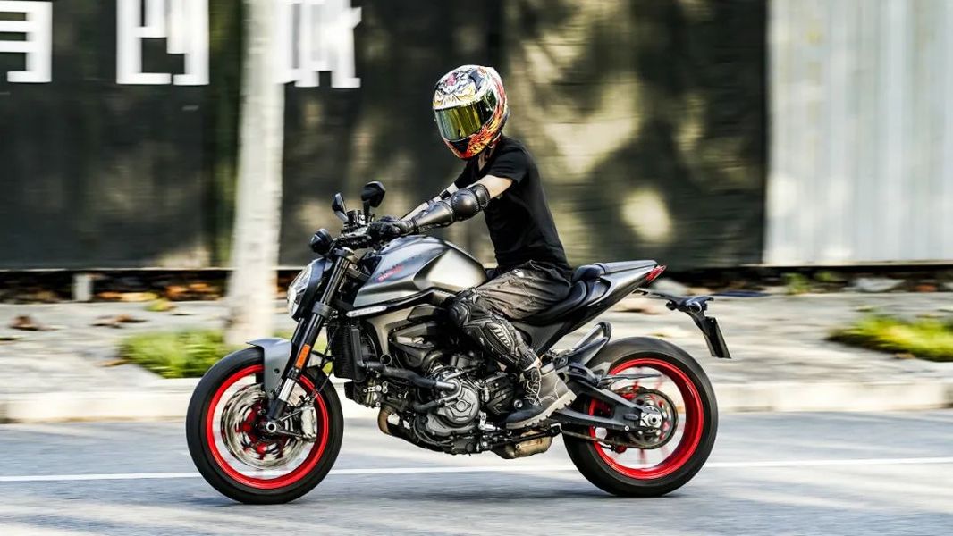 2020年底,杜卡迪全新monster937宣告上市,一时间网络上骂声一片,因为