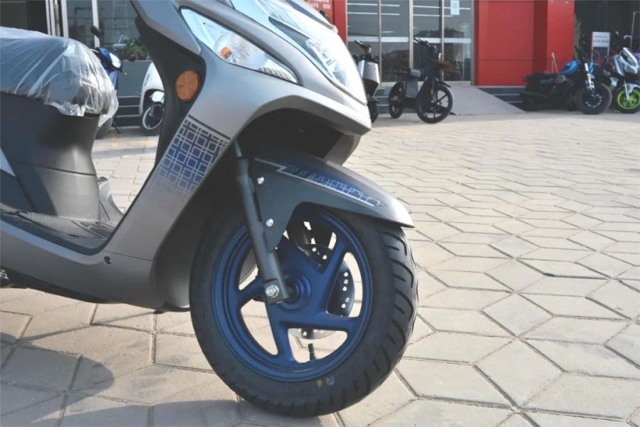 简约时尚的中端踏板车,新大洲本田ex125星夜版车型展示