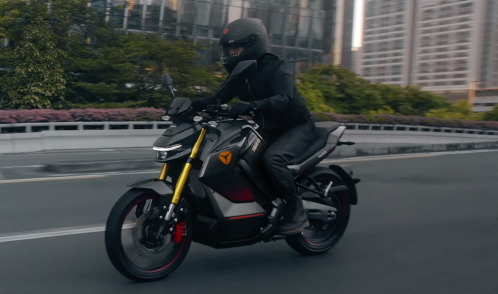 年轻人的第一款跨骑电摩!雅迪带来怎样的期待?