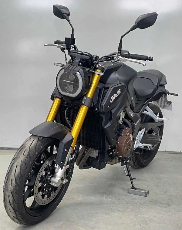 这个价格太香了,嘉爵800四缸复古街车公布售价:39800元