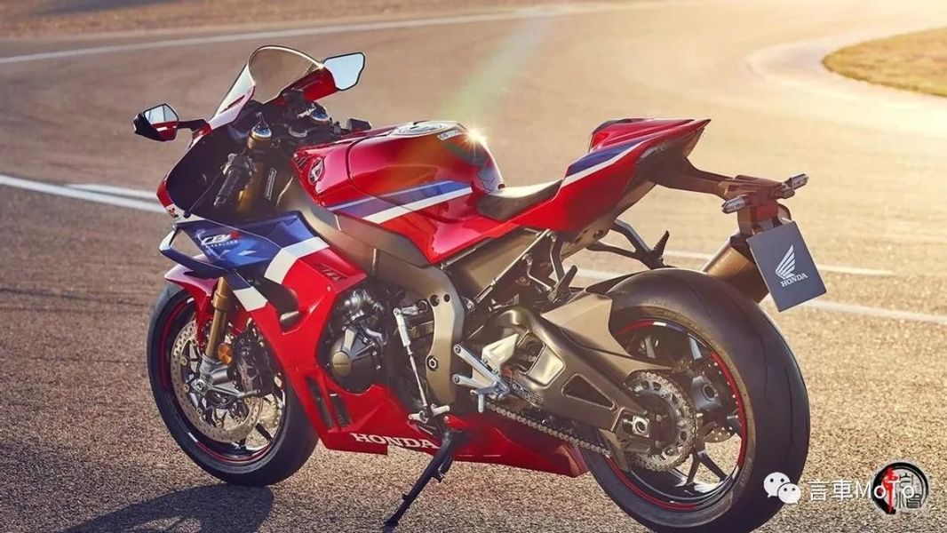 本田cbr1000rr-r被誉为本田cbr系列车型中的顶级存在,有着"火刃"之称