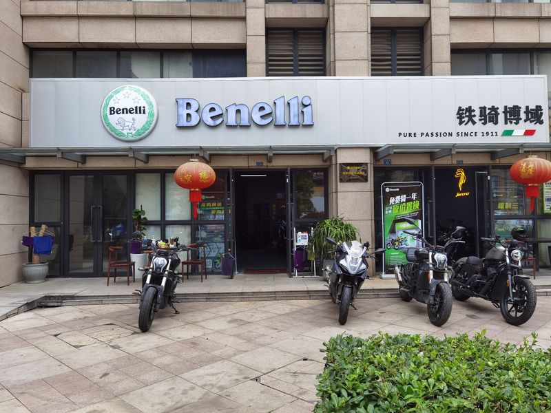 成都贝纳利西门铁骑博域店