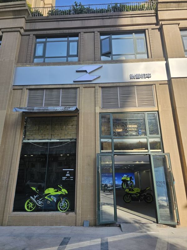 张雪机车成都武侯店