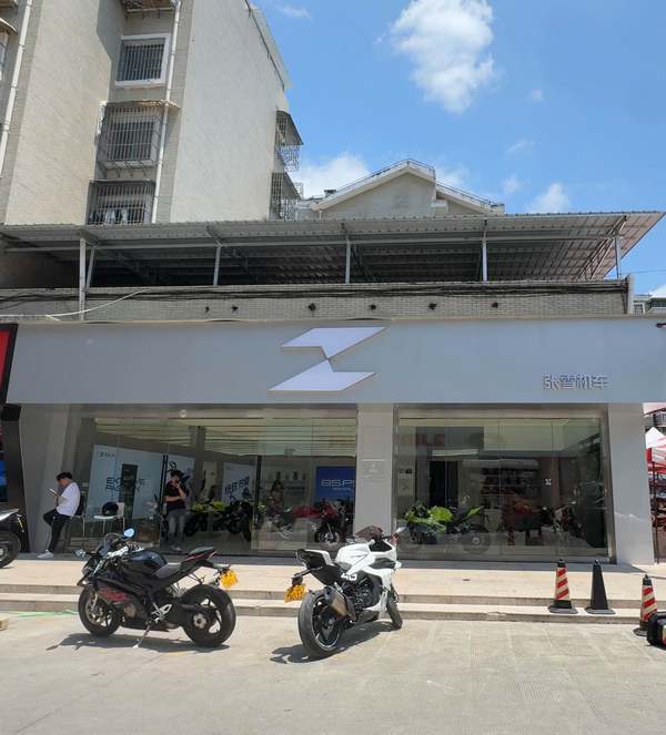 张雪机车沙冲路旗舰店