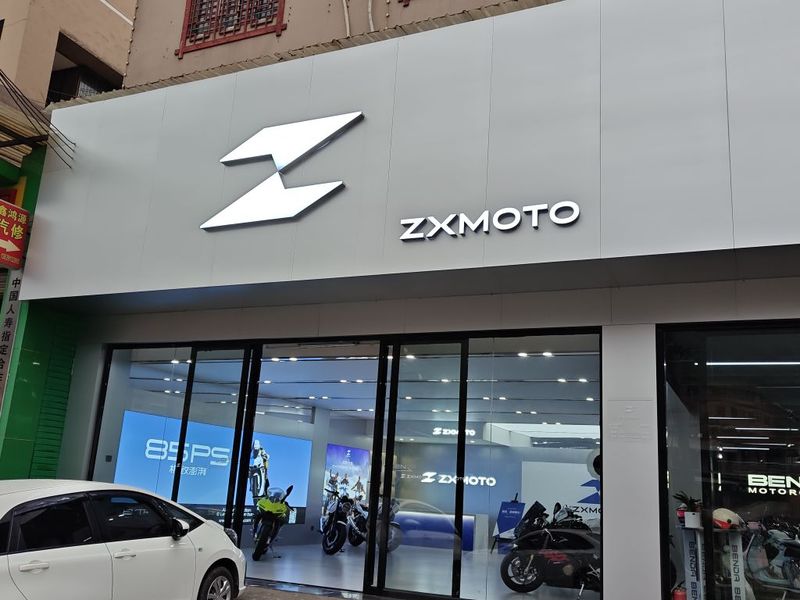 张雪机车沙冲路旗舰店
